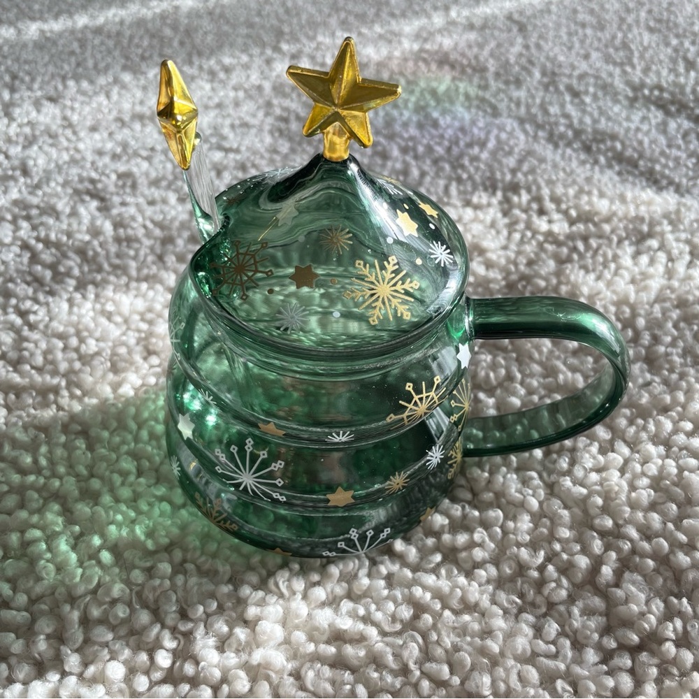 Glass holiday tree mug with lid and stirrer